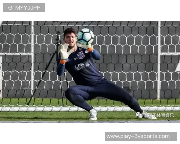 克鲁塞罗门将卡西奥遭队友膝盖撞击意外休克紧急被换下